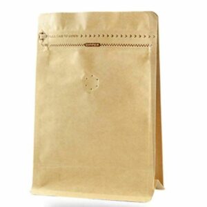 كيس قهوة ذهبي صغير مع فلتر وسير